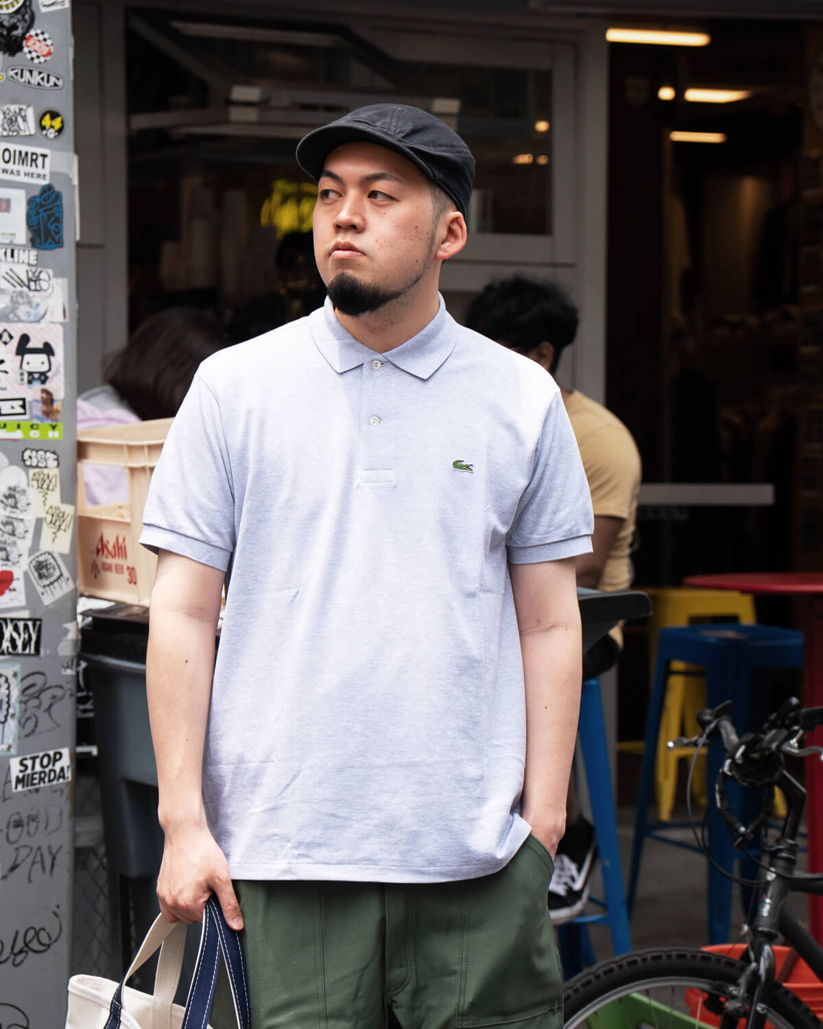 ラコステのポロシャツを着用した夏のメンズアメカジスタイル