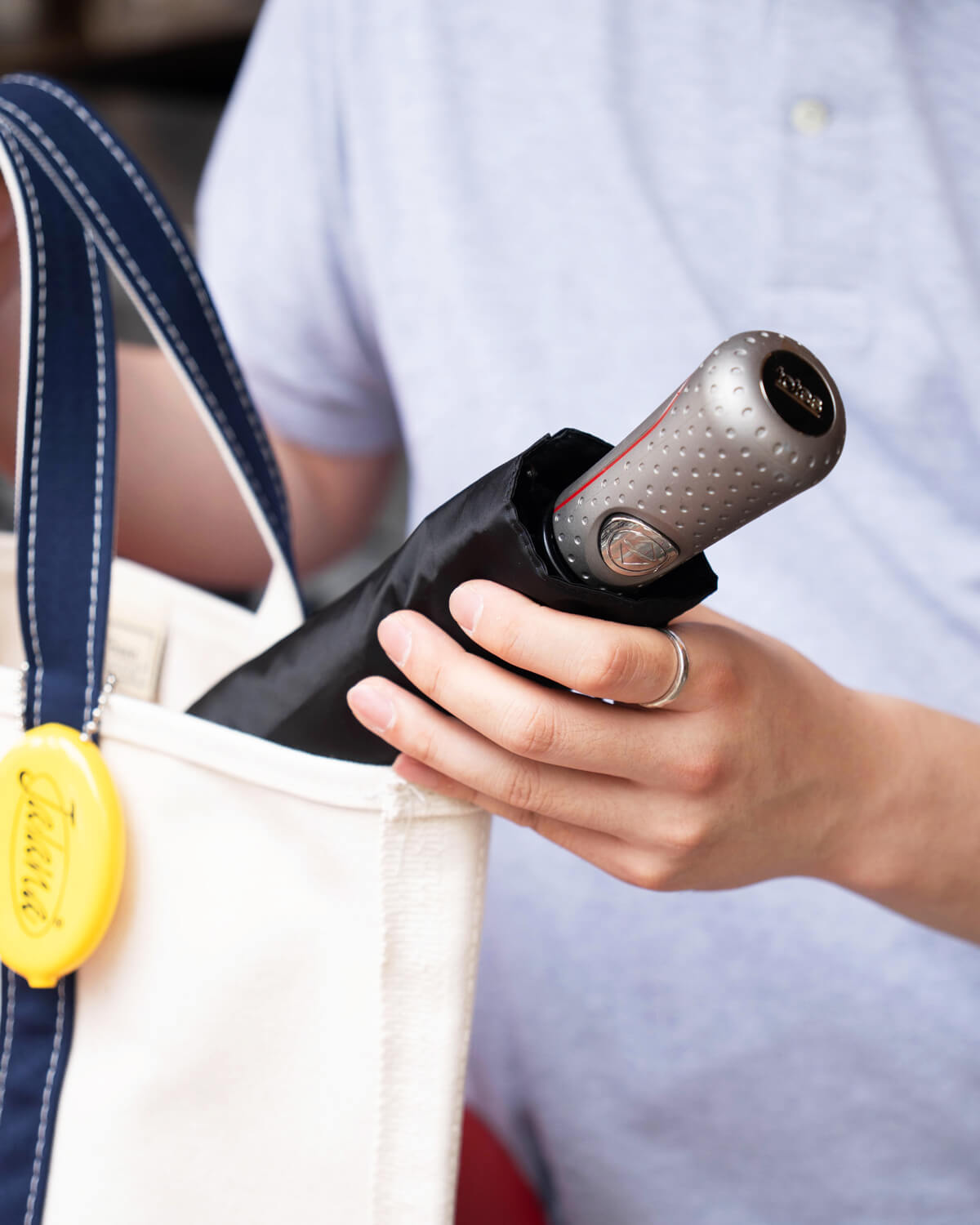 エルエルビーンのトートバッグに収納されたトーツの折りたたみ傘