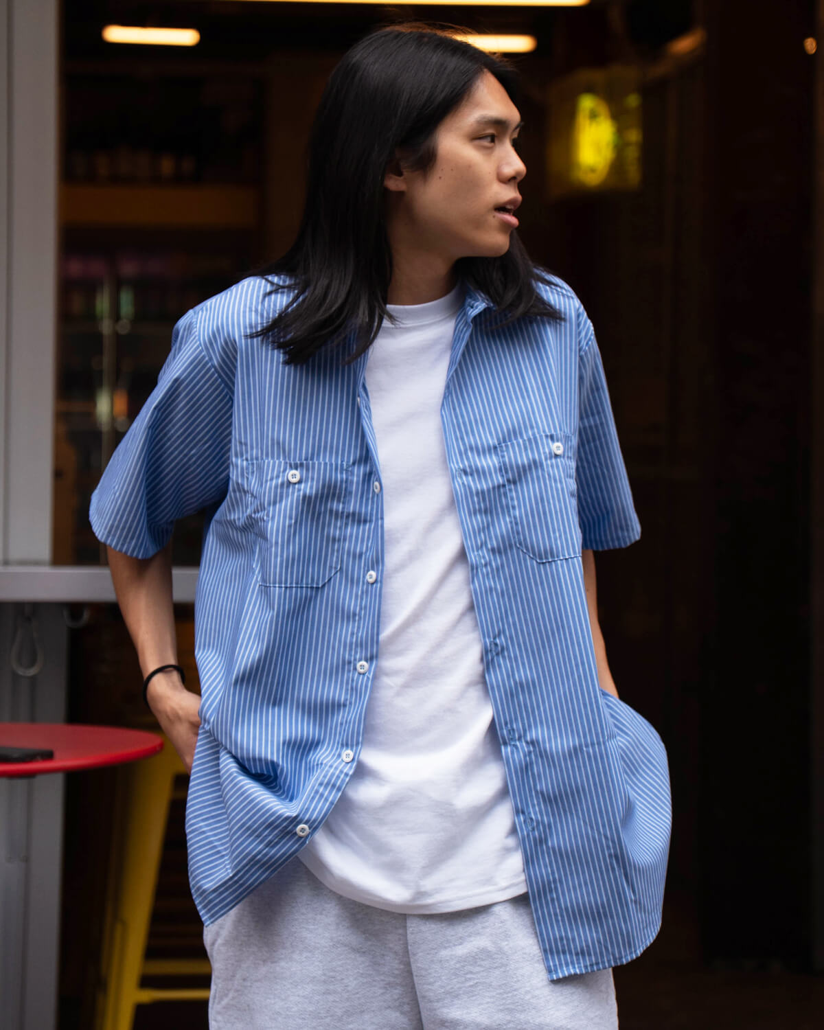 チャンピオンTシャツとワークシャツを組み合わせたカジュアルコーデ