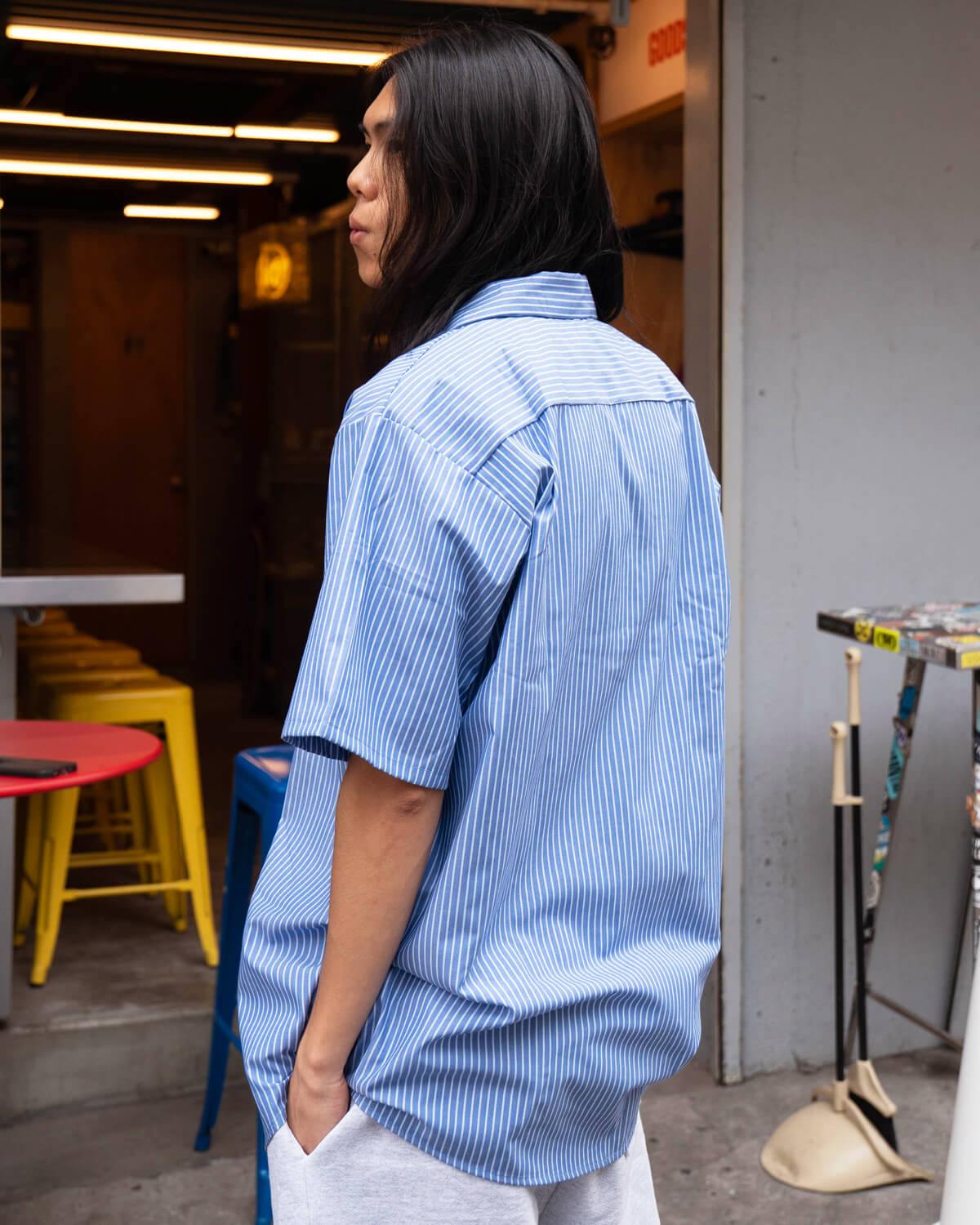 レッドキャップの半袖ワークシャツを着用した上半身カット