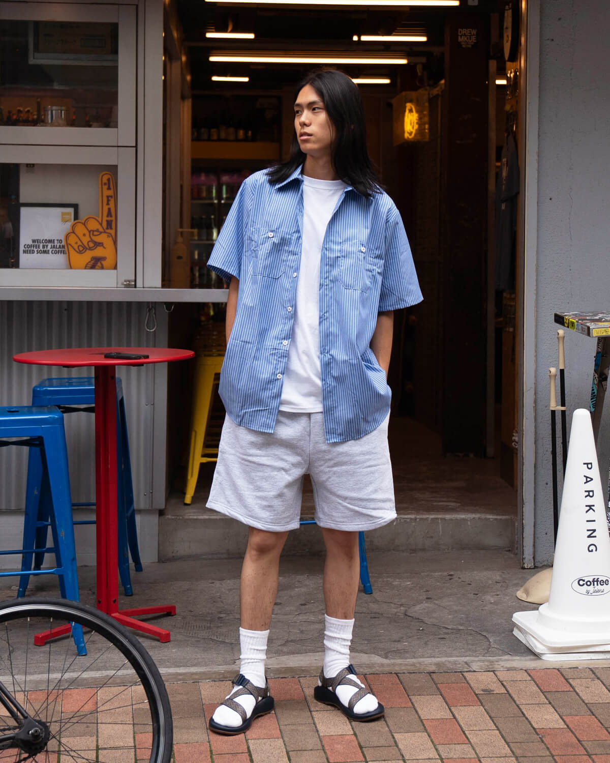 レッドキャップのワークシャツを取り入れたメンズ夏コーデ