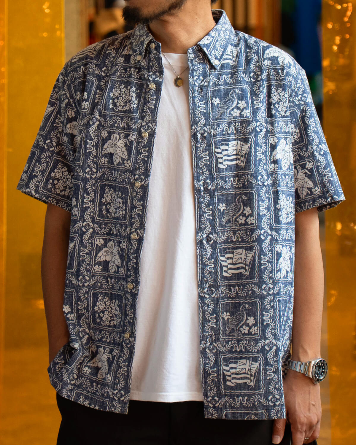 レインスプーナーのハワイアンシャツを着用したリゾートコーデ