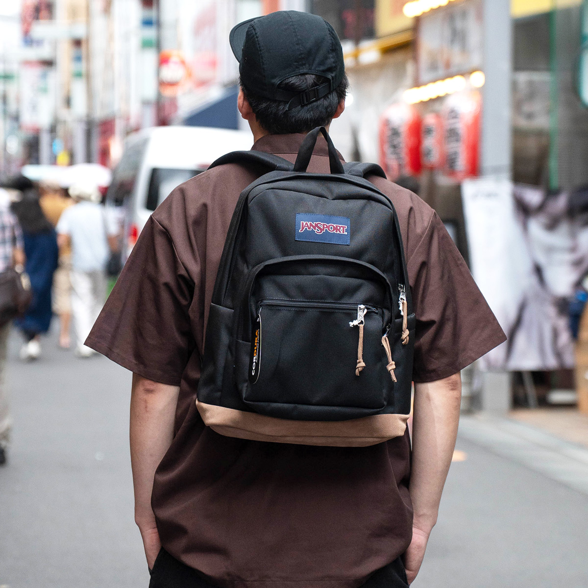 JANSPORT ライトパックを着用した背面画像