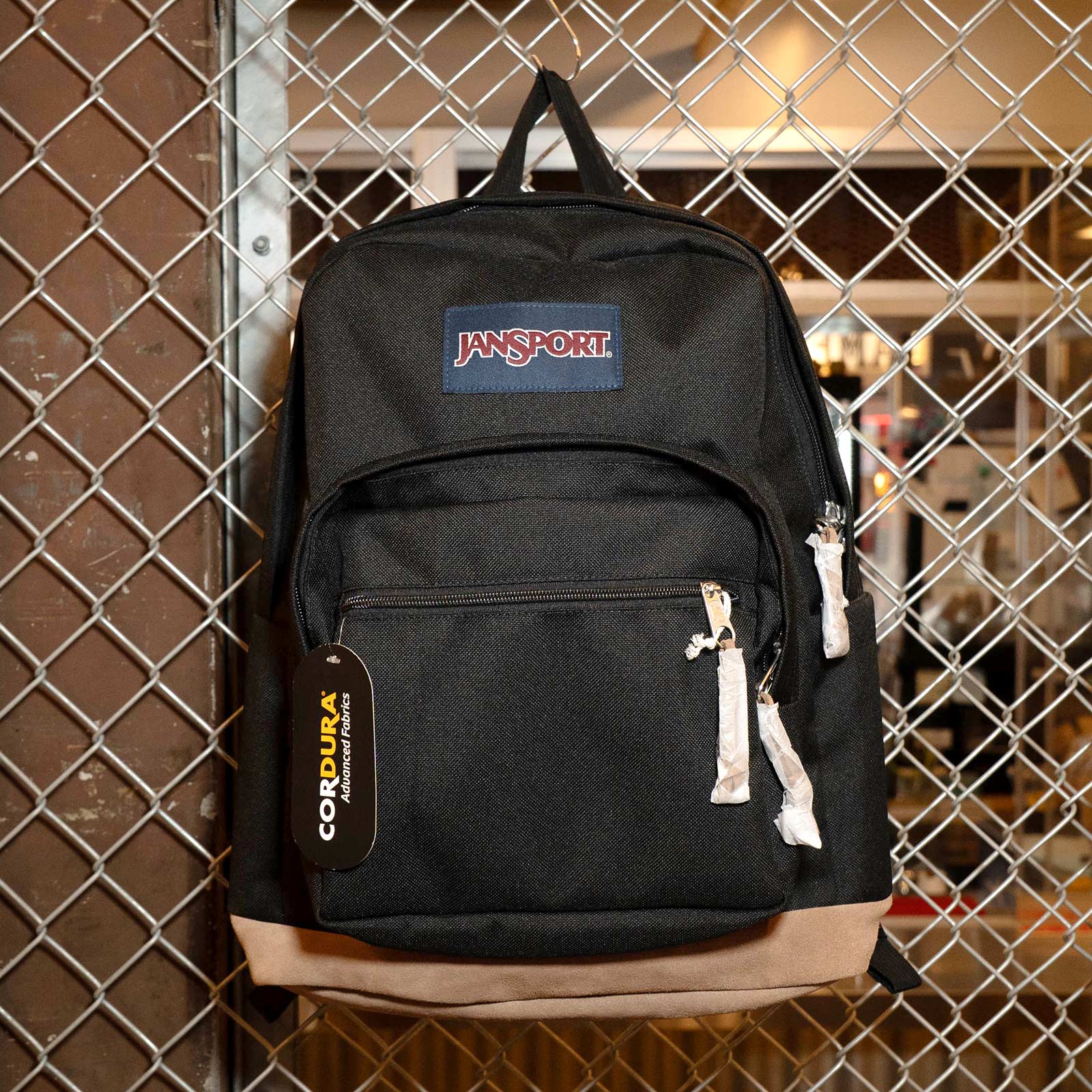 JANSPORT ライトパックの金網でのディスプレイ画像