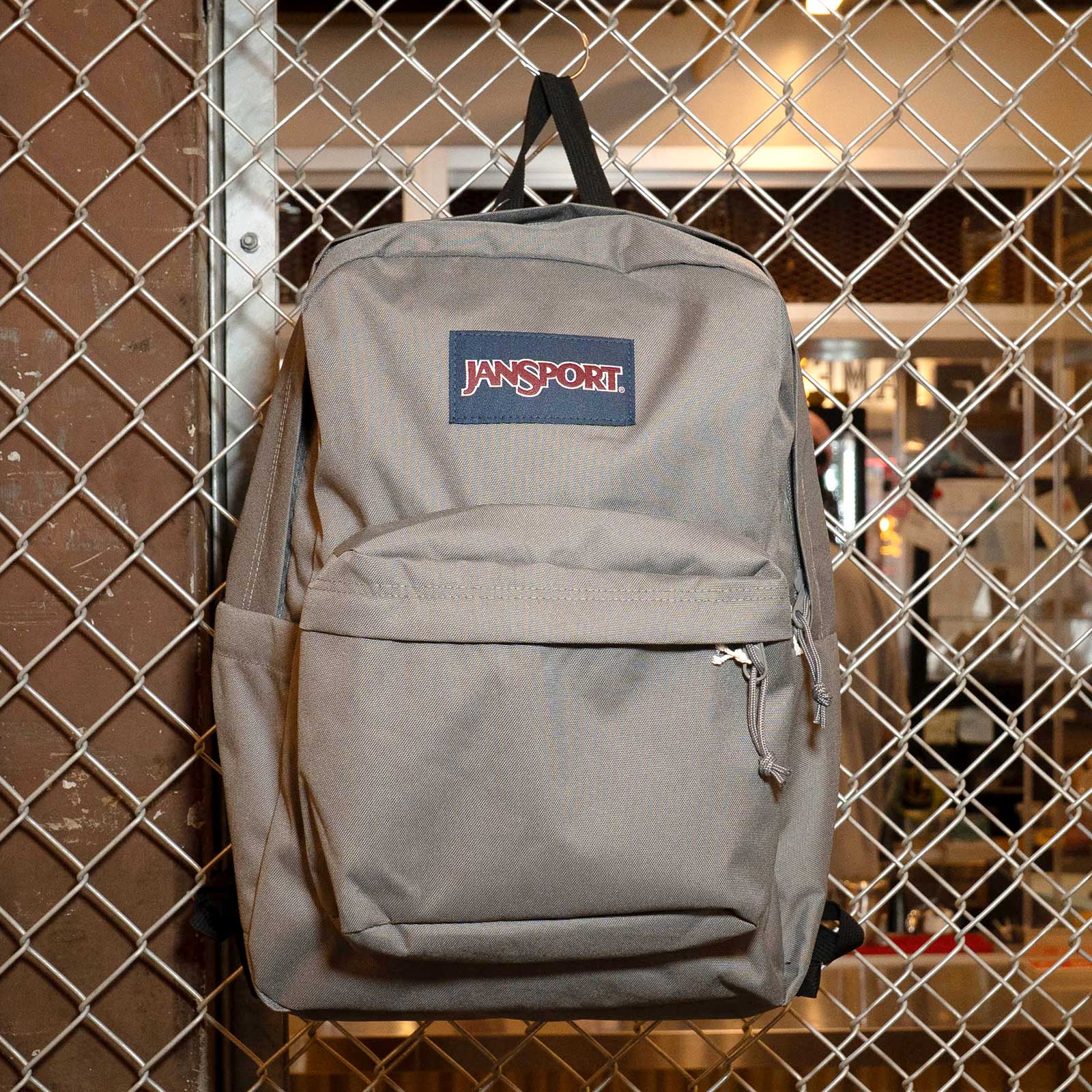 JANSPORT スーパーブレイクプラスの金網でのディスプレイ画像