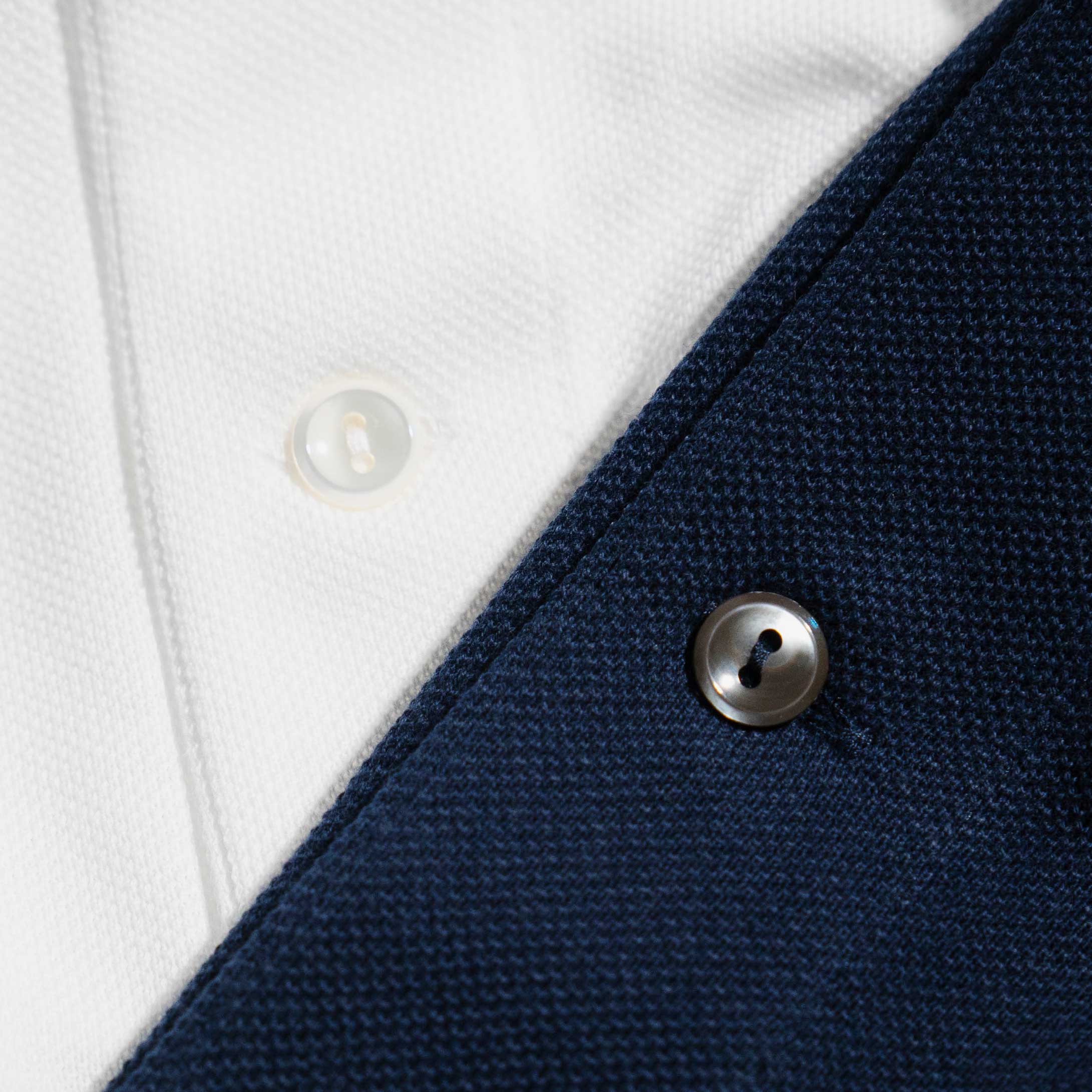 上品さを演出するパールボタン