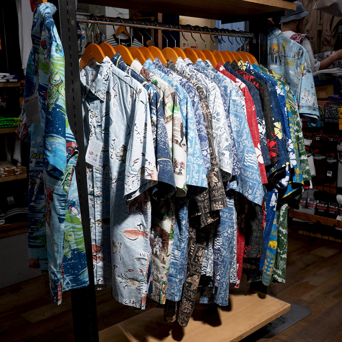 REYNSPOONERシャツの使用シーンをイメージさせるビジュアル写真