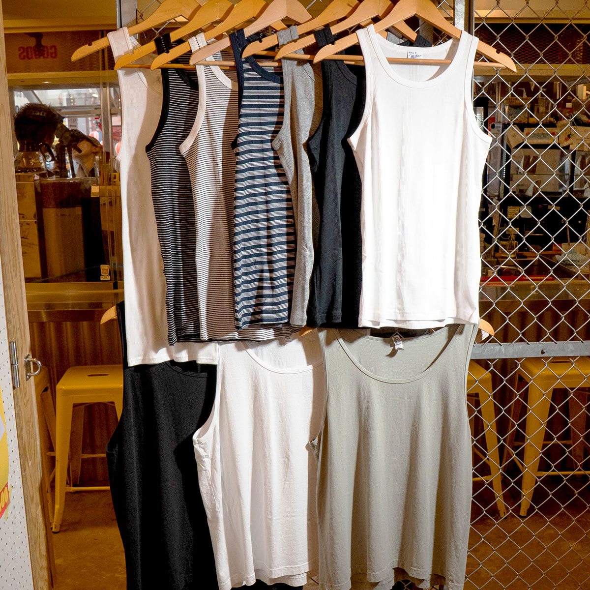 タンクトップが複数陳列されている写真
