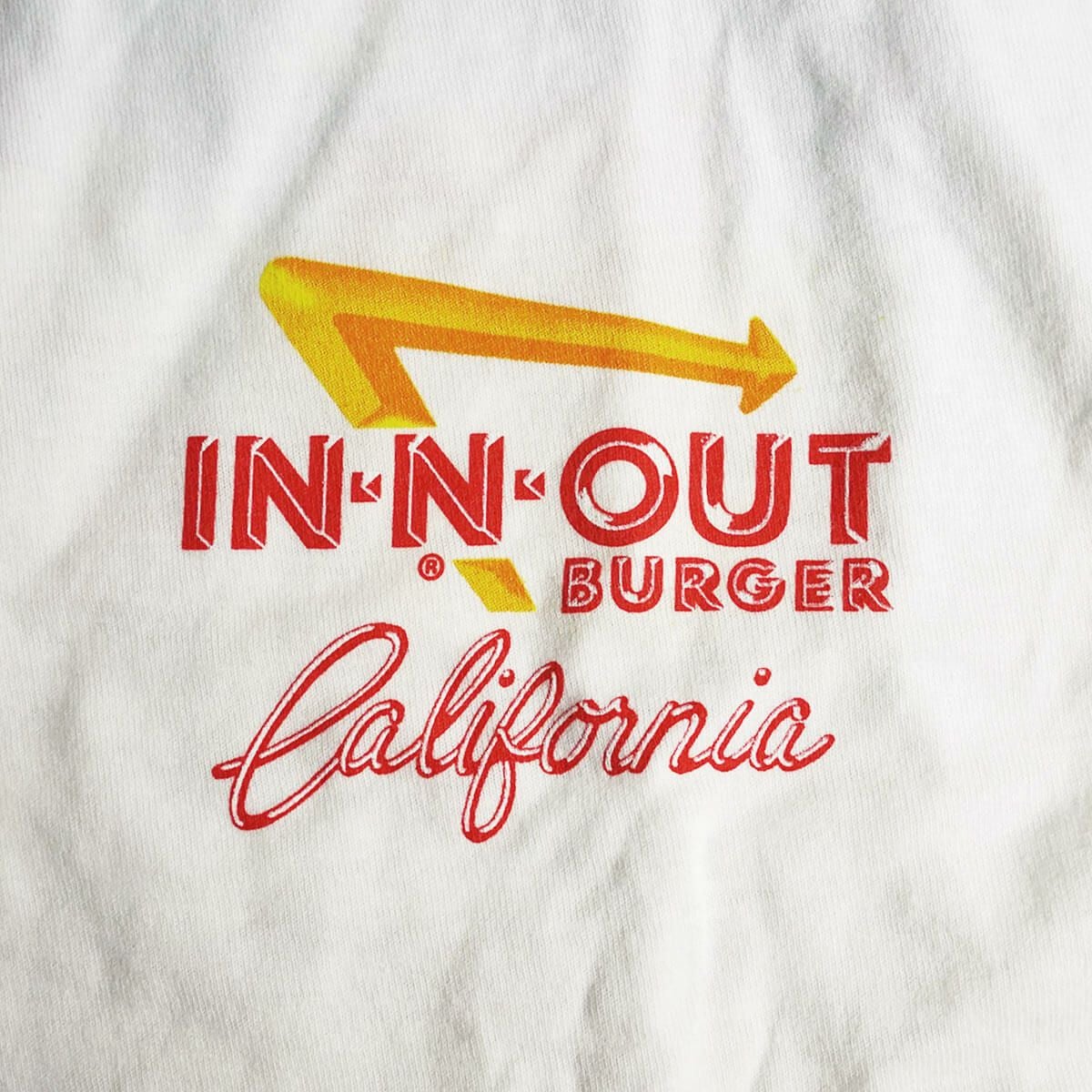 インアンドアウトバーガー半袖Tシャツ1986カリフォルニアファーストドライブスルーホワイト